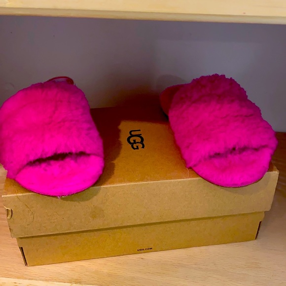 NWOT- UGG Women Ugg Fluffy yeah slide size 11